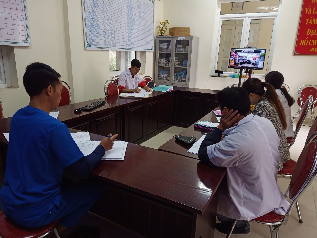 Các y, bác sĩ Phòng khám ĐKKV Nậm Dịch (Hoàng Su Phì) giao ban trực tuyến với các bác sĩ Bệnh viện đa khoa huyện Hoàng Su Phì