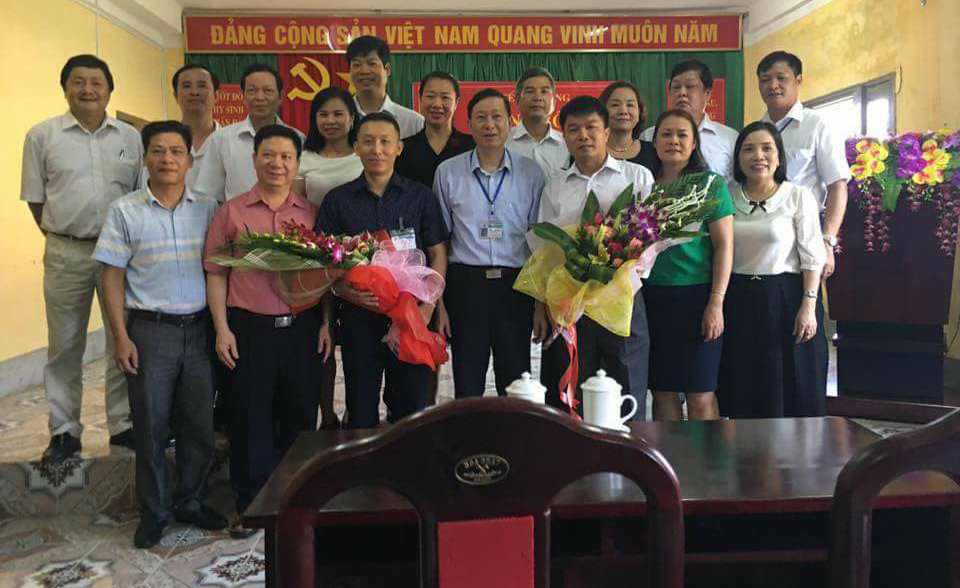 Các đại biểu chụp ảnh lưu niệm cùng đồng chí Đỗ Đại Dương và đồng chí Nguyễn Đức Thuận