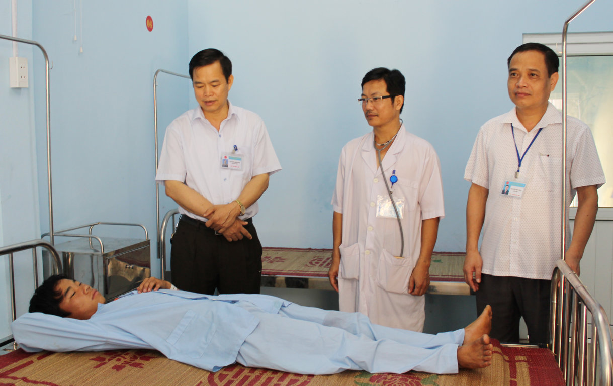 Đồng chí Nguyễn Đình Dích, Phó Giám đốc Sở Y tế thăm hỏi người bệnh đang điều trị tại Bệnh viện Đa khoa huyện Vị Xuyên