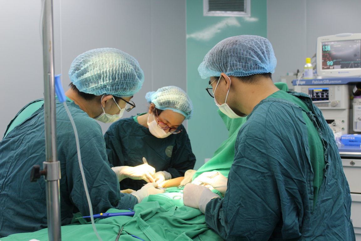 Bs. Hồng Thuý, khoa Phẫu thuật tạo hình BV Bạch Mai phẫu thuật tách và tạo hình ngón tay cho bệnh nhân