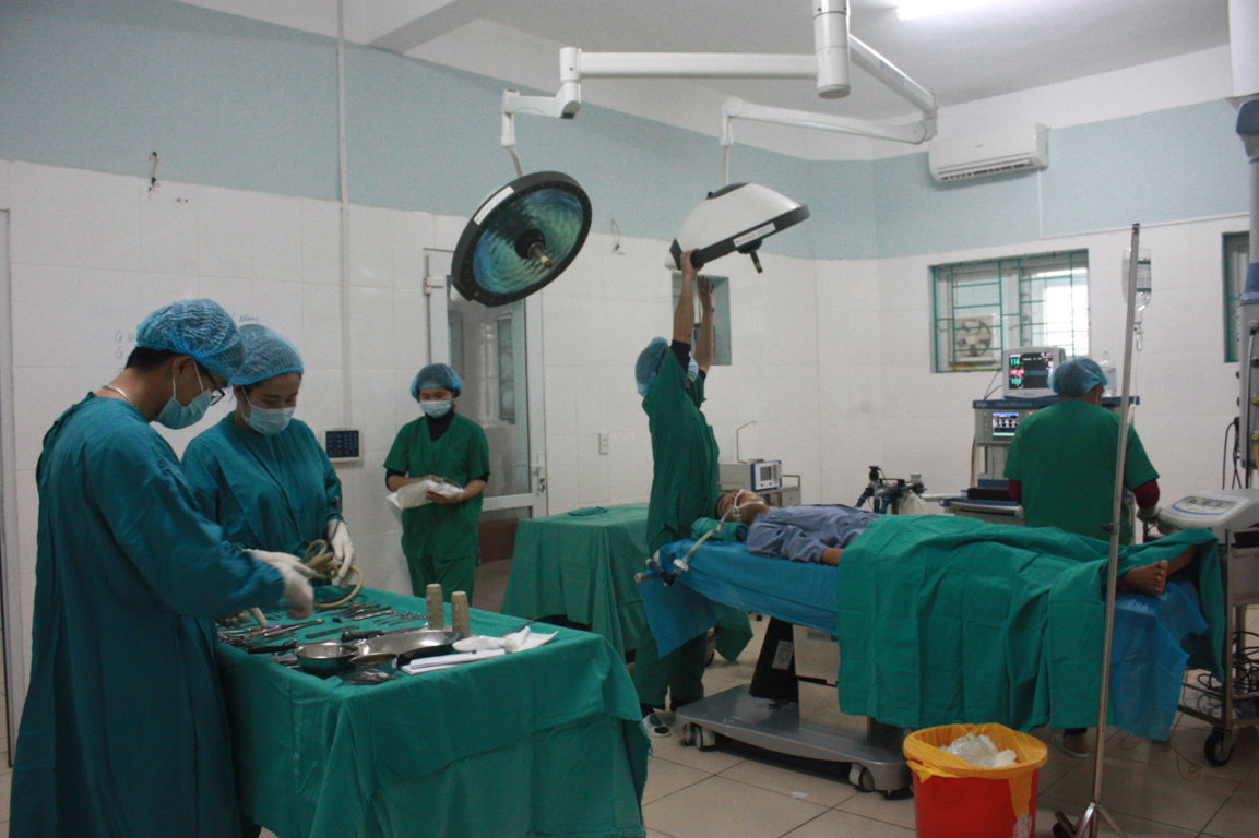 Các y, bác sỹ Bệnh viện Đa khoa tỉnh chuẩn bị ca phẫu thuật cho người bệnh
