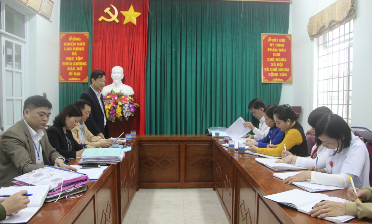  Đồng chí Hoàng Văn Thành, Phó Cục trưởng Cục Quản lý khám, chữa bệnh phát biểu kết luận tại buổi làm việc với Trung tâm GĐYK