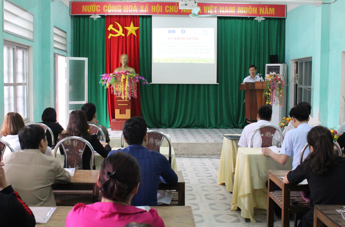 Đồng chí Nguyễn Đình Dích - Phó Giám đốc Sở Y tế phát biểu tại buổi khai giảng.