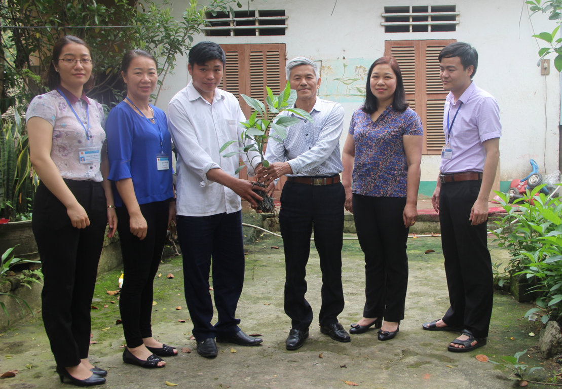 Đoàn công tác Sở Y tế tiếp nhận cây mật gấu từ gia đình ông Đinh Thế Tiều