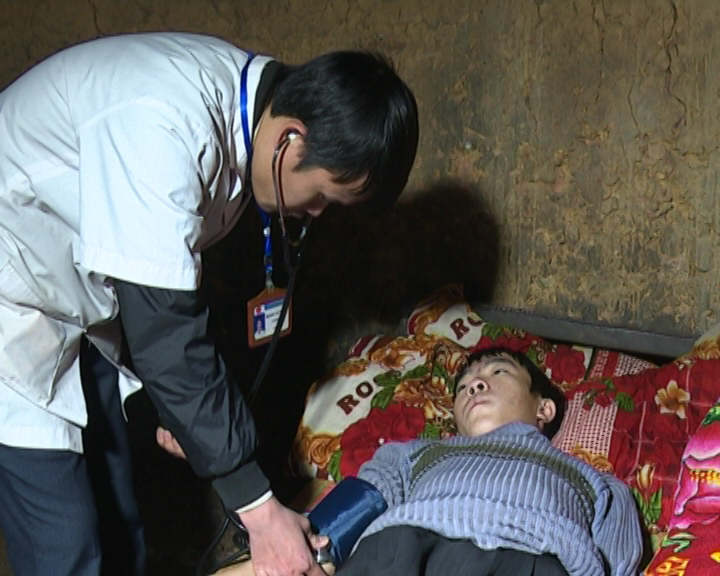 Cán bộ Trạm y tế xã Lũng Chinh đến thôn, bản khám sức khỏe định kỳ cho người dân