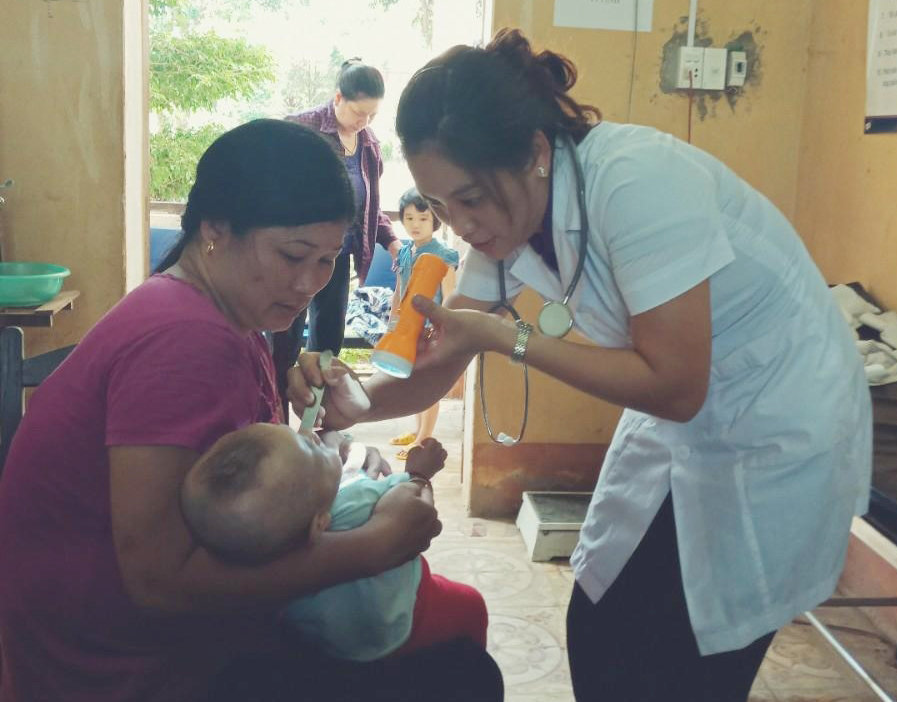 Bác sỹ Riêu Thị Hằng - Trạm trưởng trạm Y tế xã Trung Thành khám bệnh cho người dân
