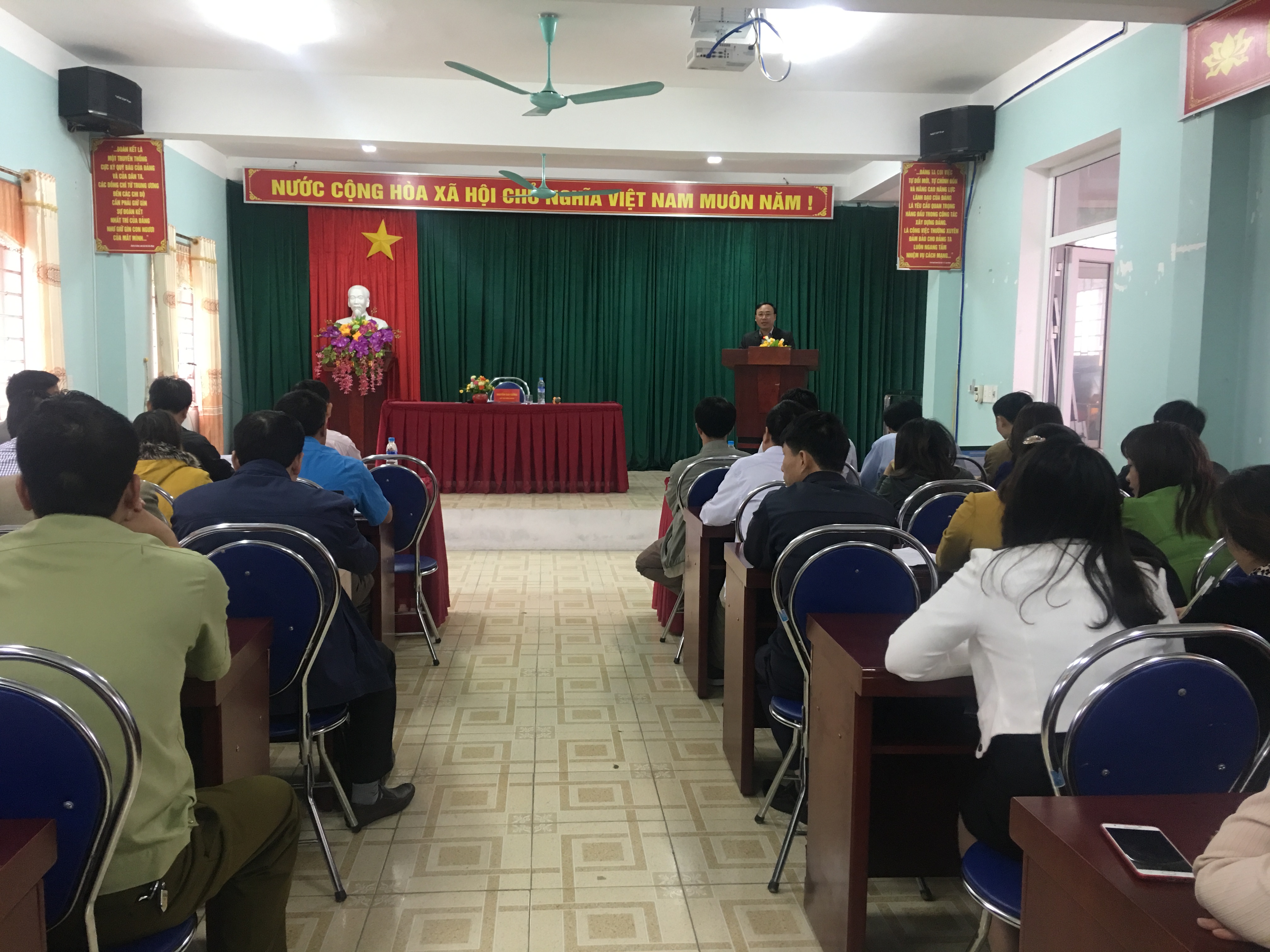 Đồng chí Nguyễn Cao Cường, Chủ tịch UBND huyện Mèo Vạc phát biểu kết luận tại hội nghị