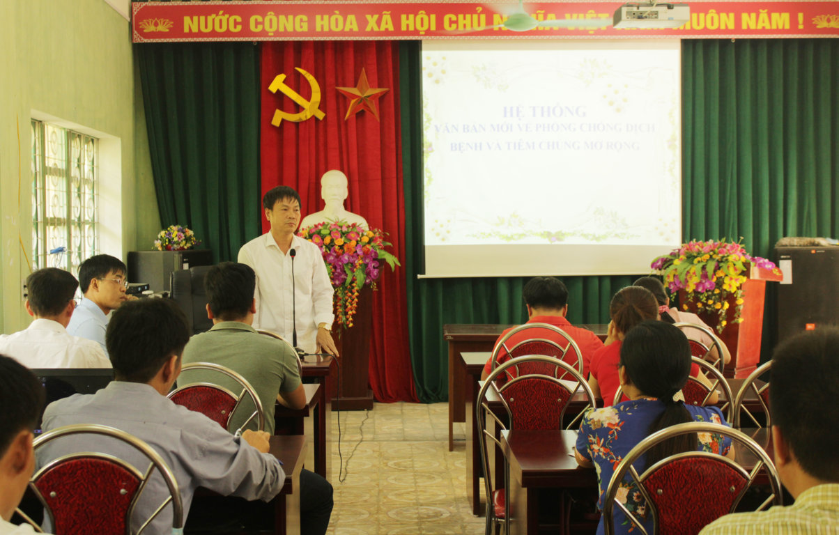 Đ/c Đinh Văn Lưu, Giám đốc Trung tâm Y tế khai mạc lớp tập huấn
