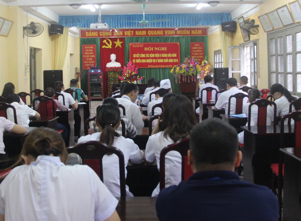 Đ/c Hoàng Thị Chung, Phó Giám đốc Sở Y tế phát biểu chỉ đạo tại hội nghị