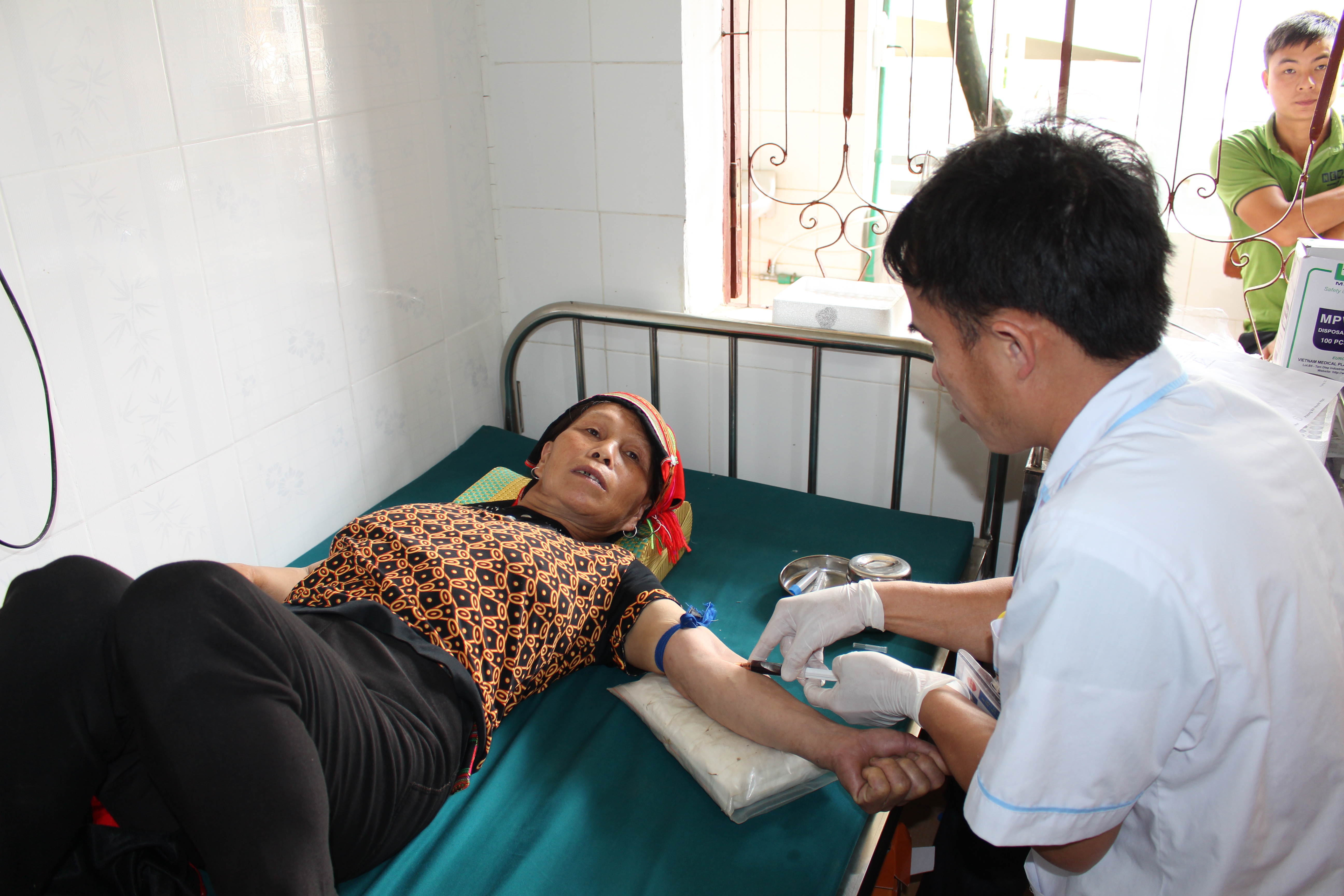 Người bệnh xã Lũng Chinh đến Bệnh viện đa khoa huyện khám, chữa bệnh