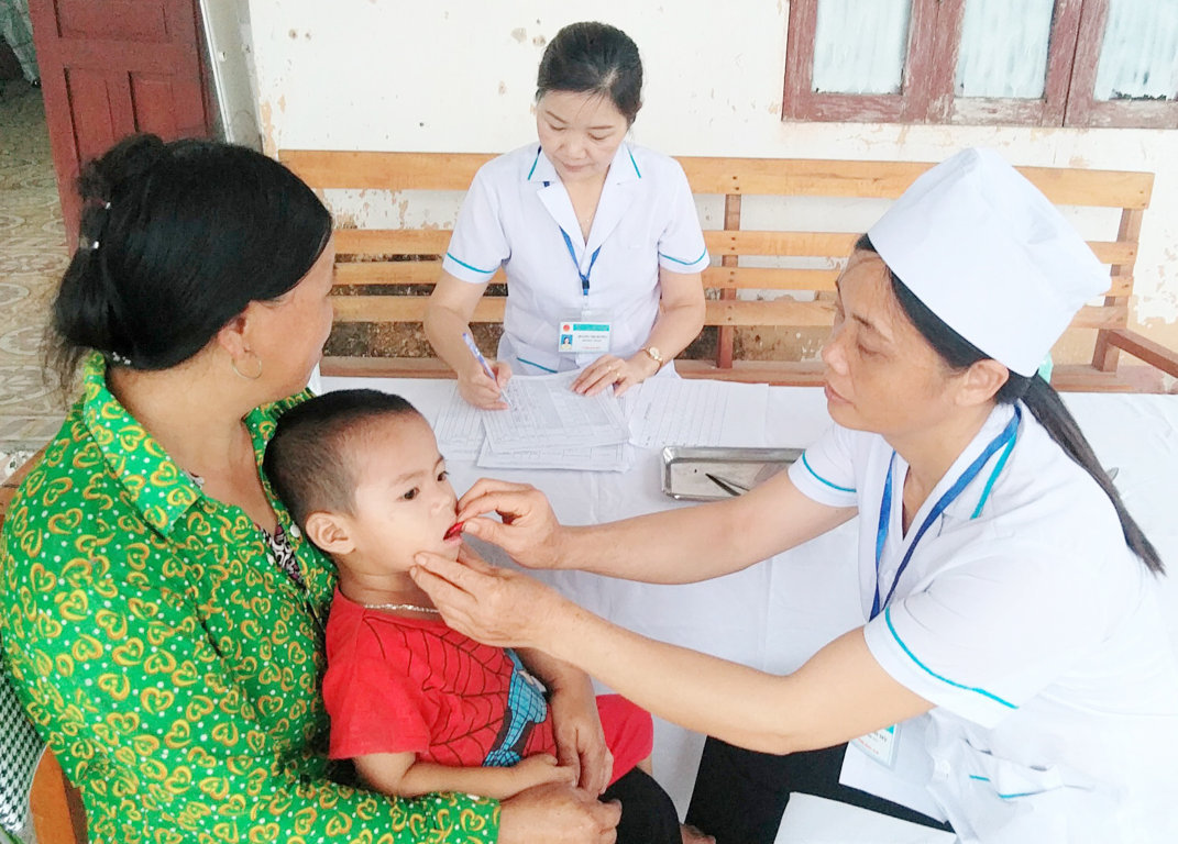 Cho trẻ uống vitamin A tại Trạm Y tế thị trấn Yên Bình, huyện Quang Bình