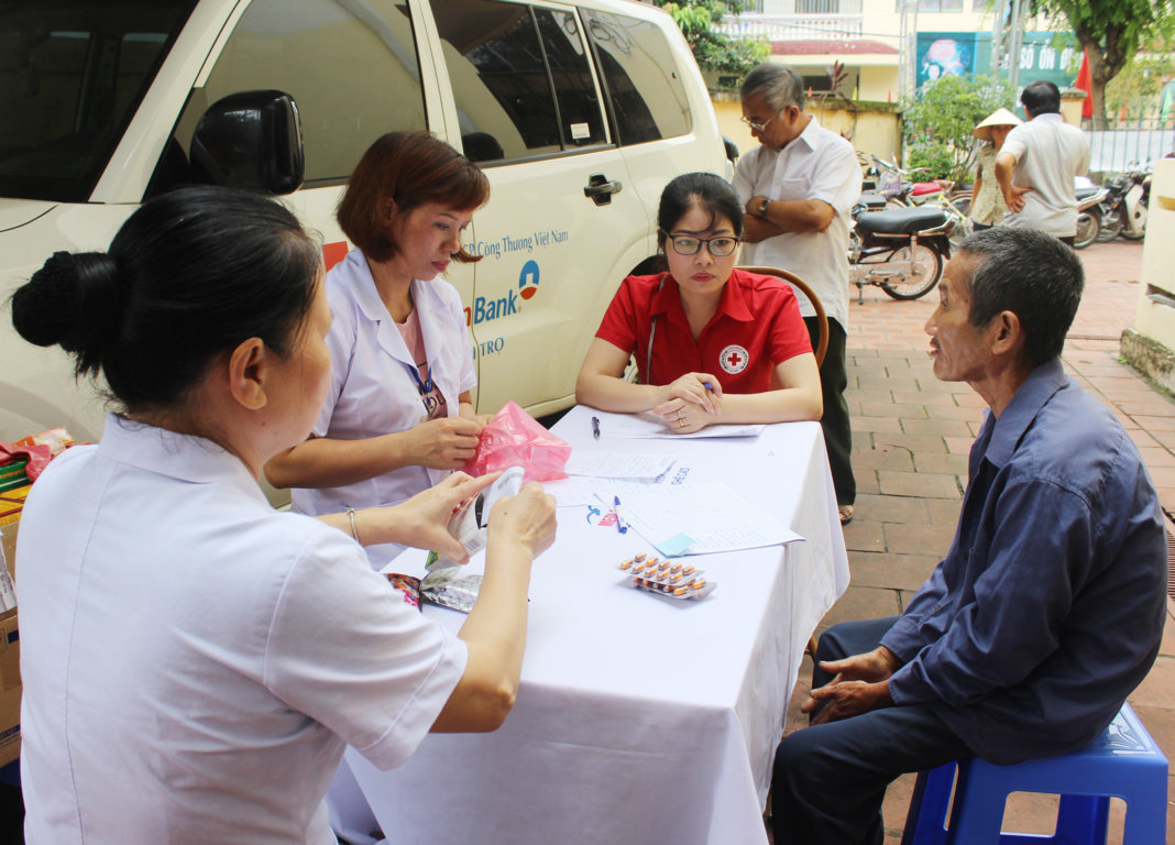Cán bộ Trung tâm Y tế thành phố và tình nguyện viên Hội Chữ thập đỏ thành phố Hà Giang khám và phát thuốc miễn phí cho người có hoàn cảnh khó khăn