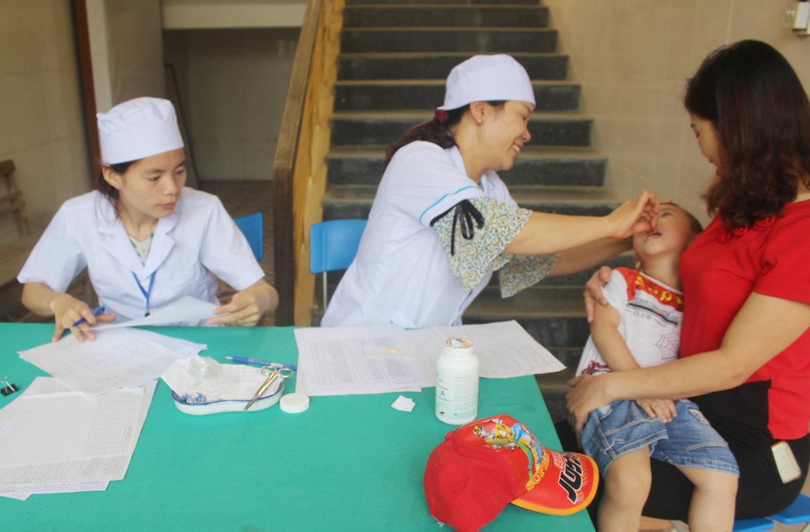 Cho trẻ uống vitamin A tại TYT xã Hữu Vinh, huyện Yên Minh
