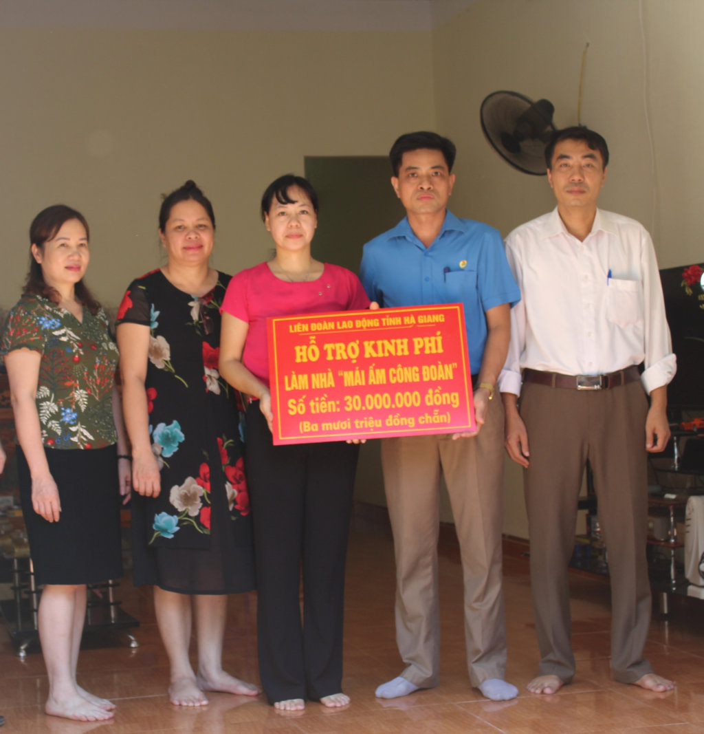 Đại diện Liên đoàn Lao động tỉnh trao tiền hỗ trợ xây dựng nhà ở cho đoàn viên Triệu Thị Cầu