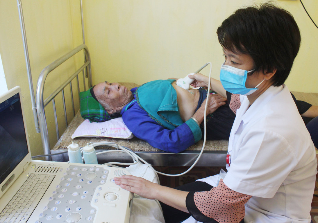 Cán bộ Y tế kiểm tra sức khỏe cho người dân xã Đản Ván