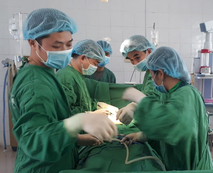 Bệnh viện đa khoa huyện Quang Bình phẫu thuật cấp cứu người bệnh tai nạn vỡ gan, sốc mất máu nghiêm trọng