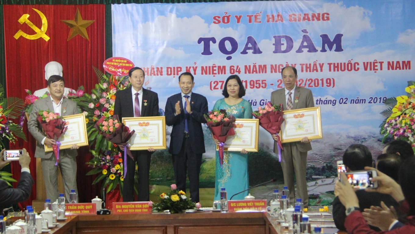 Đ/c Trần Đức Quý Phó Chủ tịch UBND tỉnh trao Huy hiệu Vì sự nghiệp phát triển tỉnh Hà Giang cho 04 cá nhân thuộc Sở Y tế