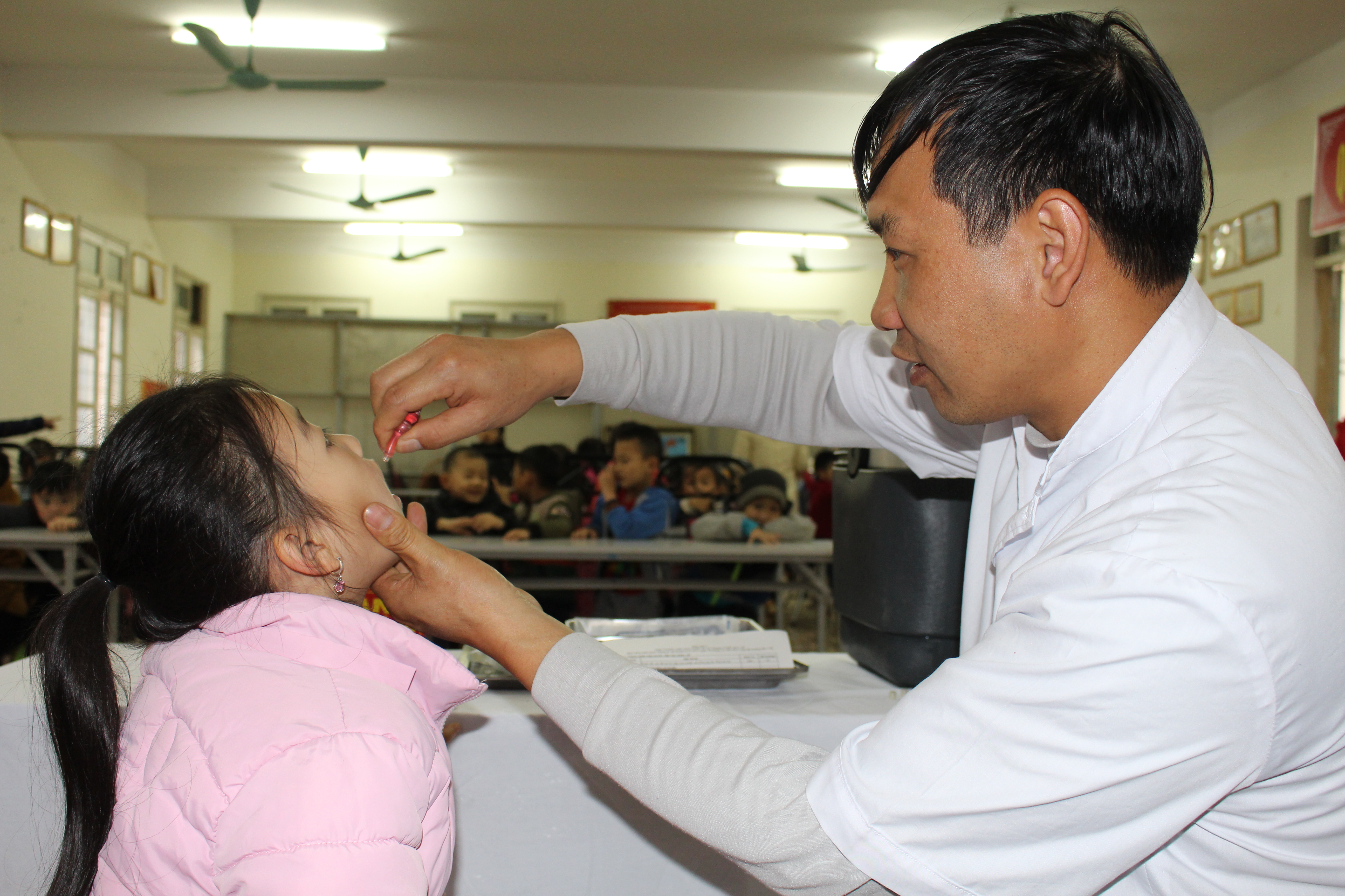 Cho trẻ uống bổ sung vắc xin phòng bệnh bại liệt trong chiến dịch