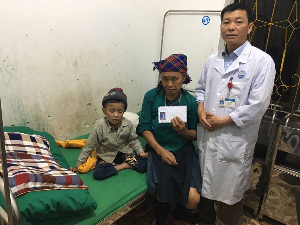 Lãnh đạo BVĐK huyện Xín Mần tặng quà cho bệnh nhân