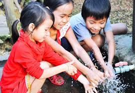 Niềm vui của trẻ thơ với nguồn nước sạch