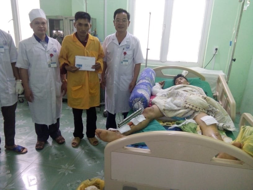 Lãnh đạo BVĐK huyện Xín Mần trao tặng tiền quyên góp ủng hộ bệnh nhân nghèo