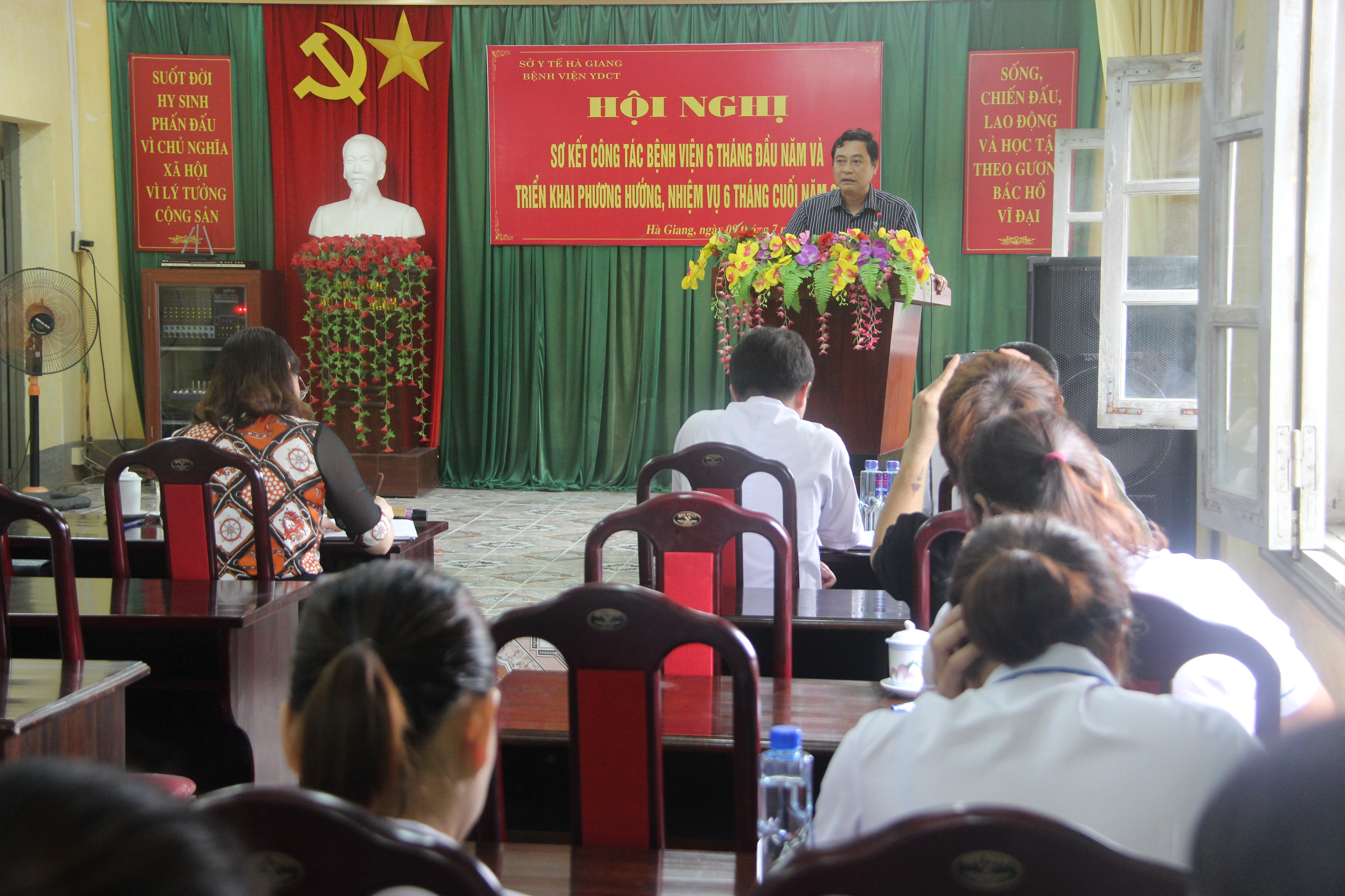 Đồng chí Nguyễn Văn Giao, Phó Giám đốc Sở Y tế phát biểu tại hội nghị