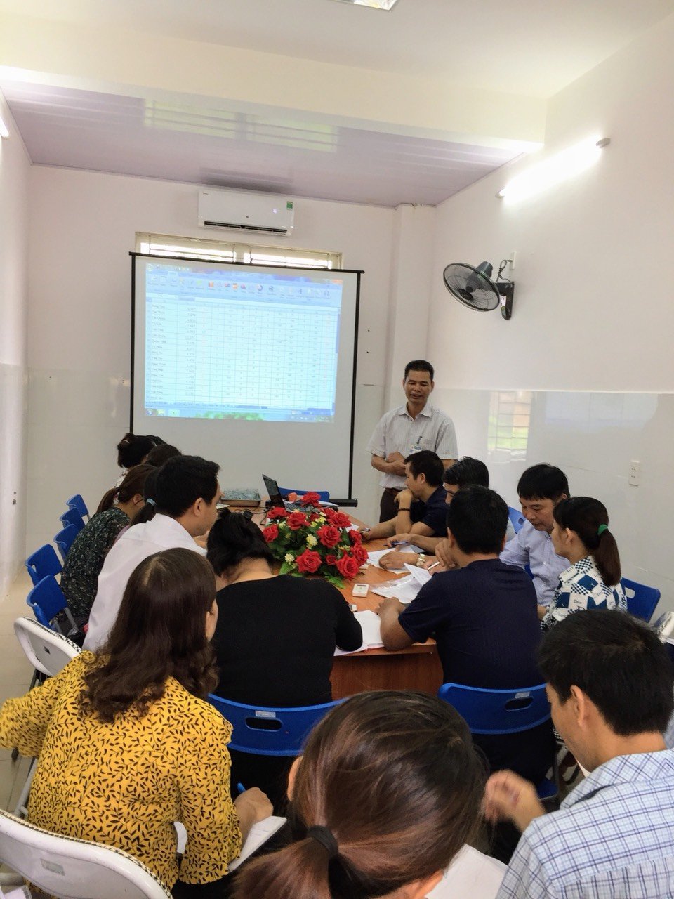Bs Hoàng Tất vũ, Trưởng khoa Kiểm soát dịch bệnh Trung tâm Y tế huyện Bắc Quang triển khai các nội dung tại lớp tập huấn