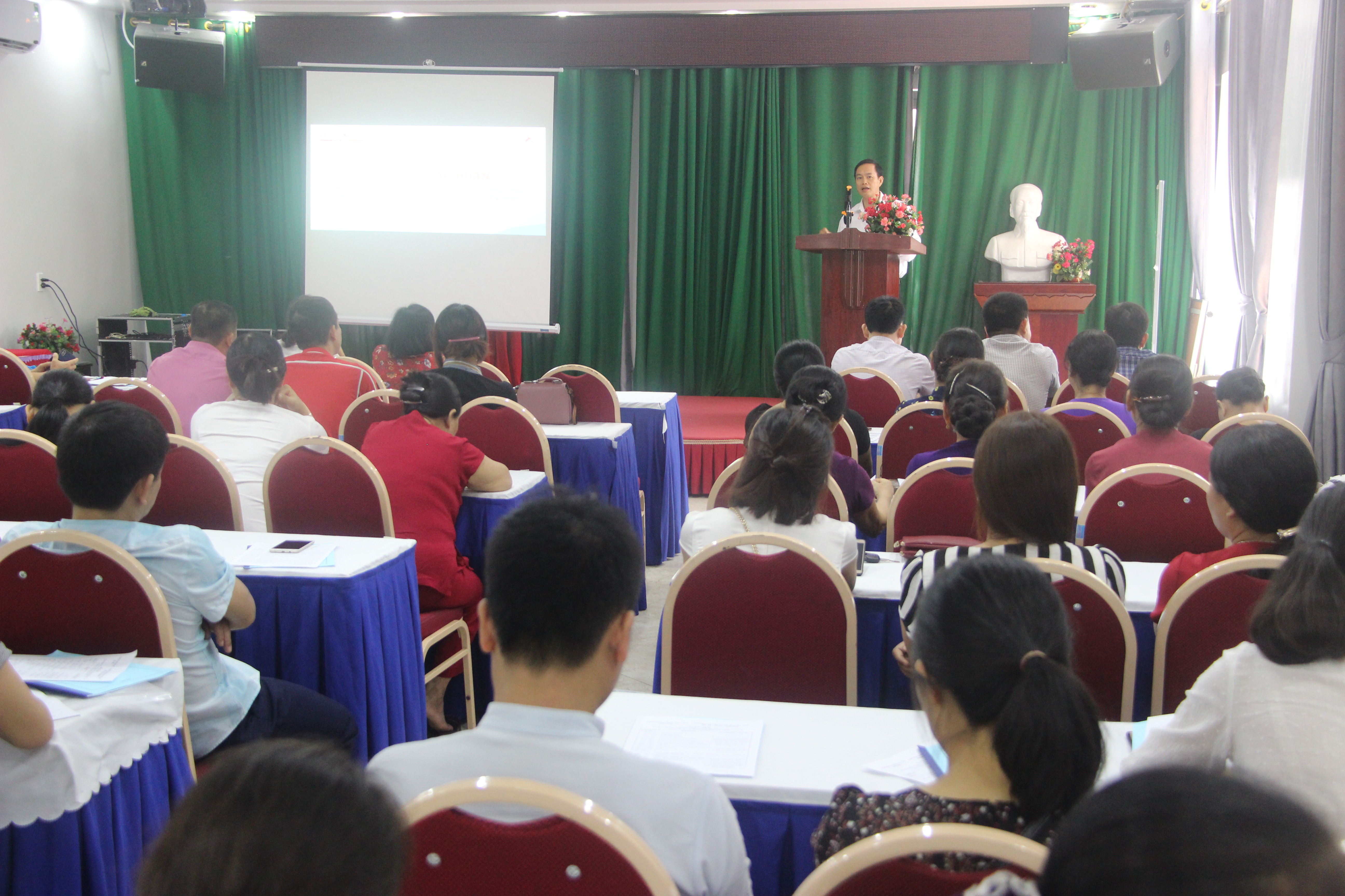 Đồng chí Nguyễn Đình Dích, Phó Giám đốc Sở Y tế  phát biểu tại lớp tập huấn