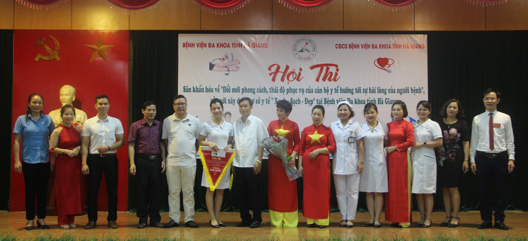 Các đồng chí lãnh đạo LĐLĐ tỉnh và Sở Y tế cùng với Ban Giám đốc bệnh viện trao giải tại Hội thi