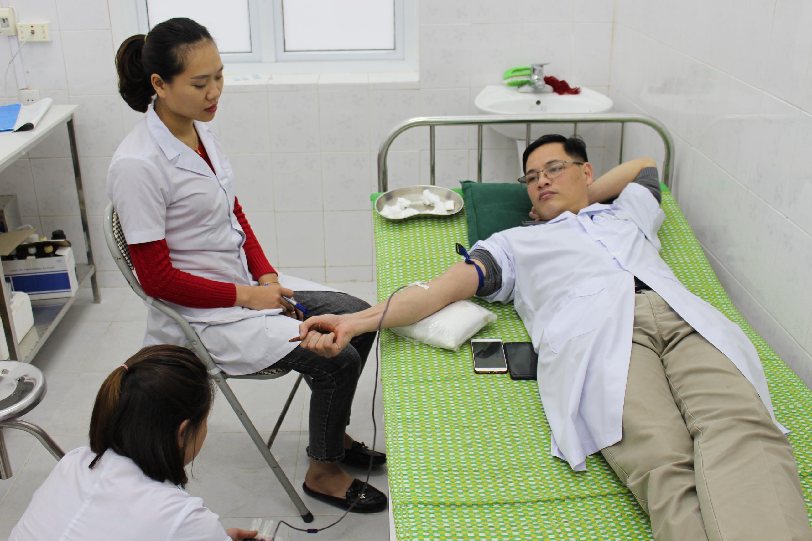 Bác sỹ bệnh viện ĐKKV Hoàng Su Phì hiến máu cấp cứu bệnh nhân thiếu máu nặng