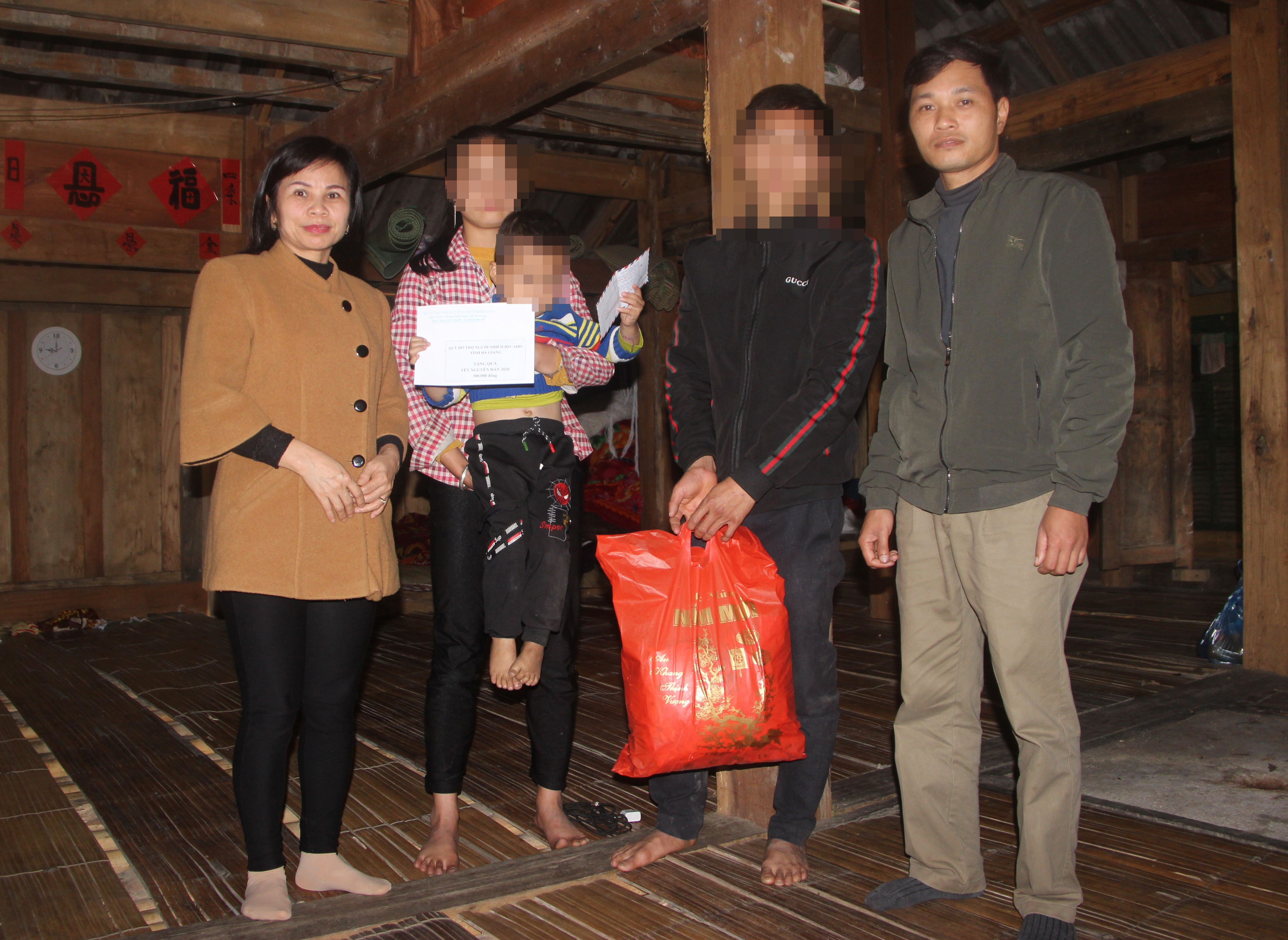 Đồng chí Phạm Thị Kim Dung, Phó Giám đốc Trung tâm Kiểm soát bệnh tật tỉnh tặng quà cho trẻ nhiễm HIV tại huyện Hoàng Su Phì