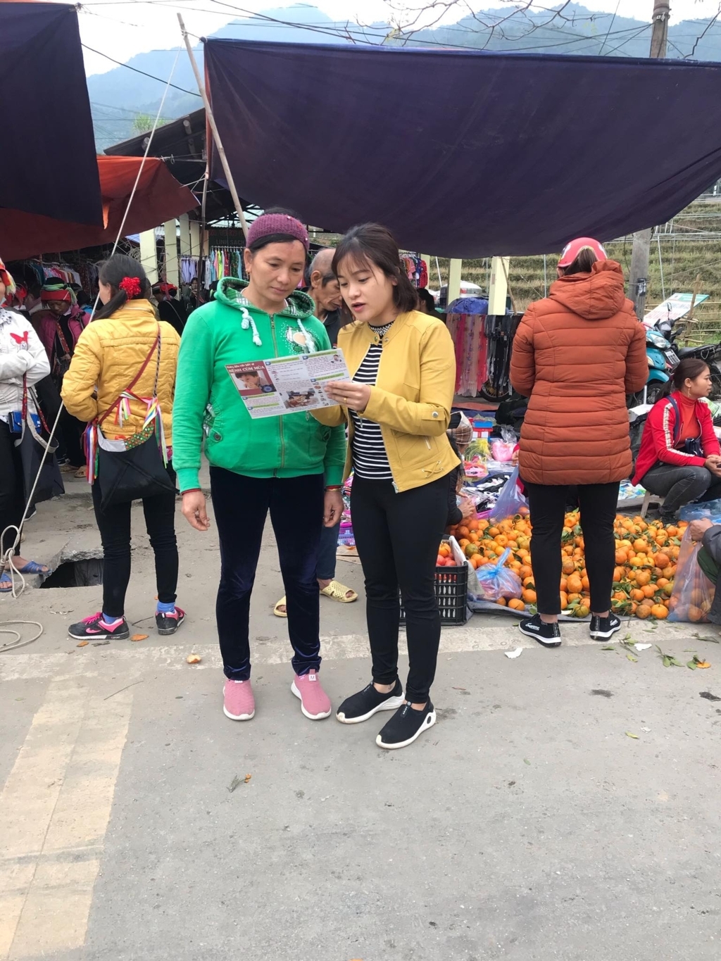 Cán bộ Trung tâm Y tế  huyện Vị Xuyên truyền thông phòng chống dịch bệnh mùa Đông – Xuân tại chợ phiên xã