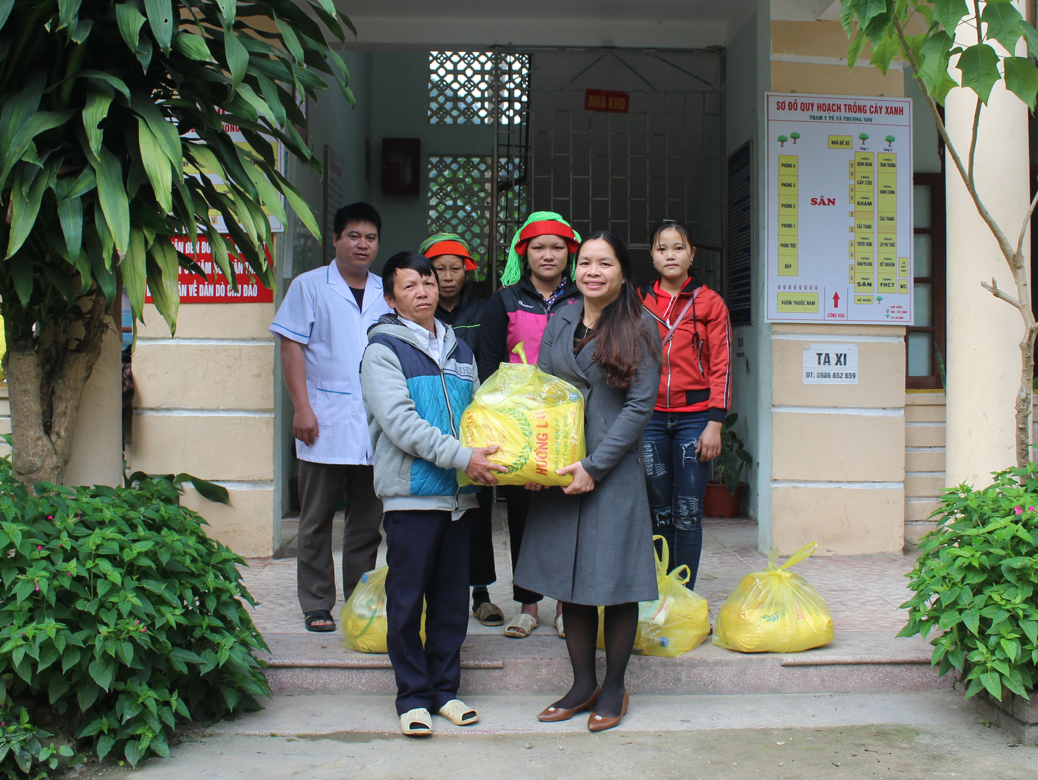 Đồng chí Nguyễn Thị Thanh Hương, Phó giám đốc Trung tâm Kiểm soát bệnh tật trao quà cho người bệnh
