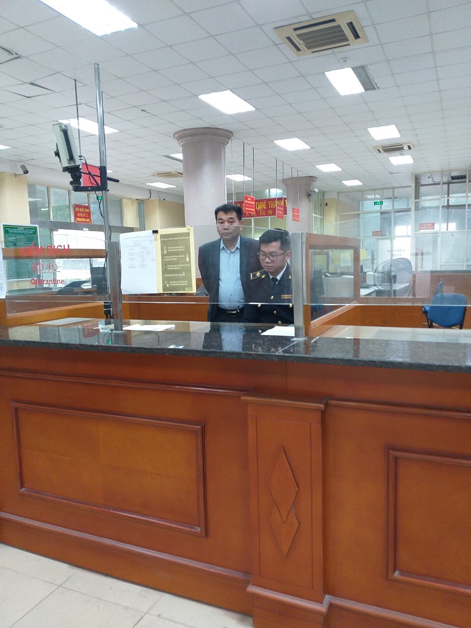 Đ/c Nguyễn Trần Tuấn – Giám đốc Trung tâm Kiểm soát bệnh tật kiểm tra hoạt động của hệ thống đo thân nhiệt từ xa tại cửa khẩu Thanh Thủy