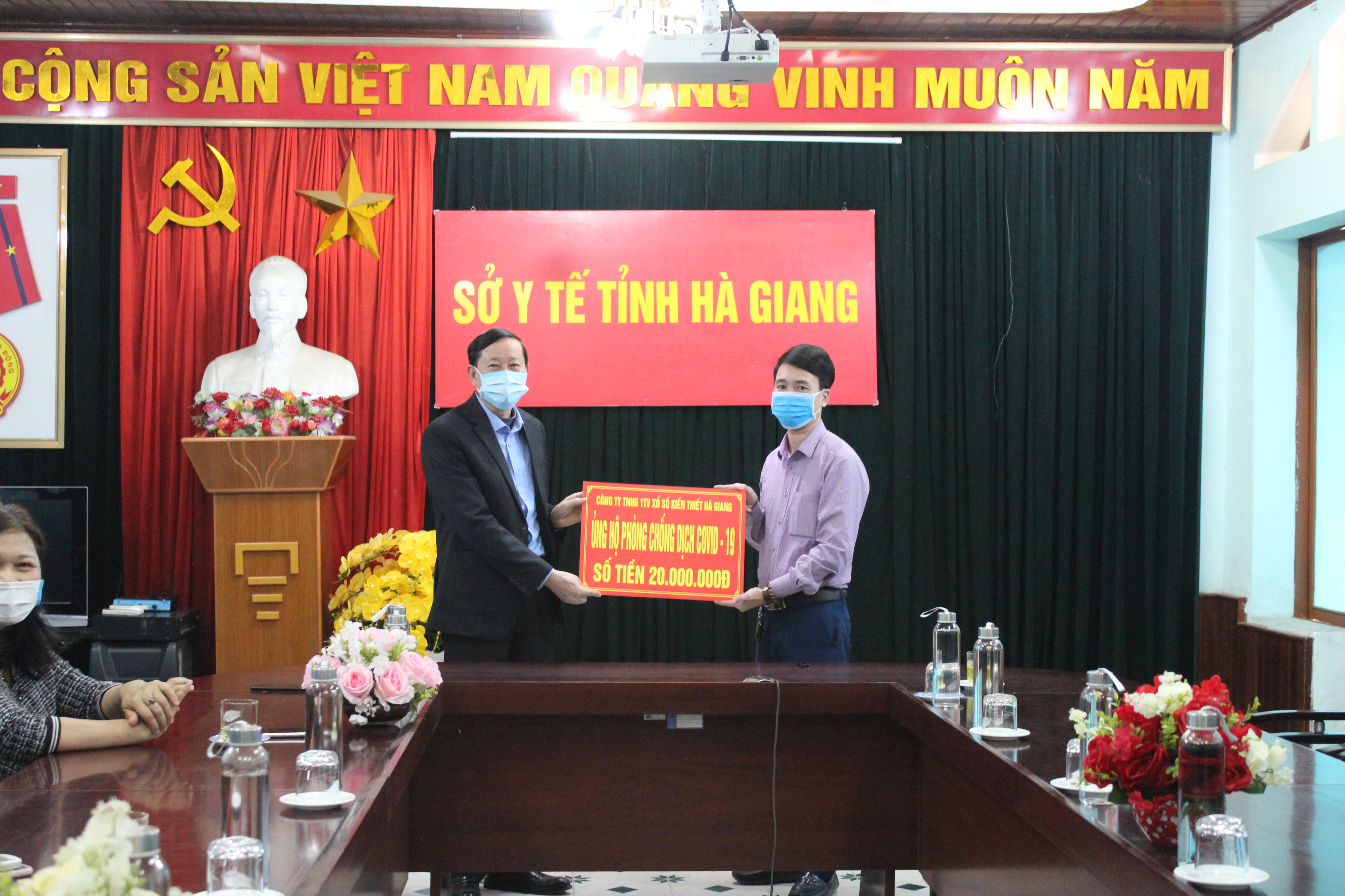 Đ/c Nguyễn Tiến Dũng - Giám đốc Công ty TNHH MTV Xổ số kiến thiết Hà Giang trao tặng tiền ủng hộ phòng chống dịch COVID-19 cho Ngành Y tế
