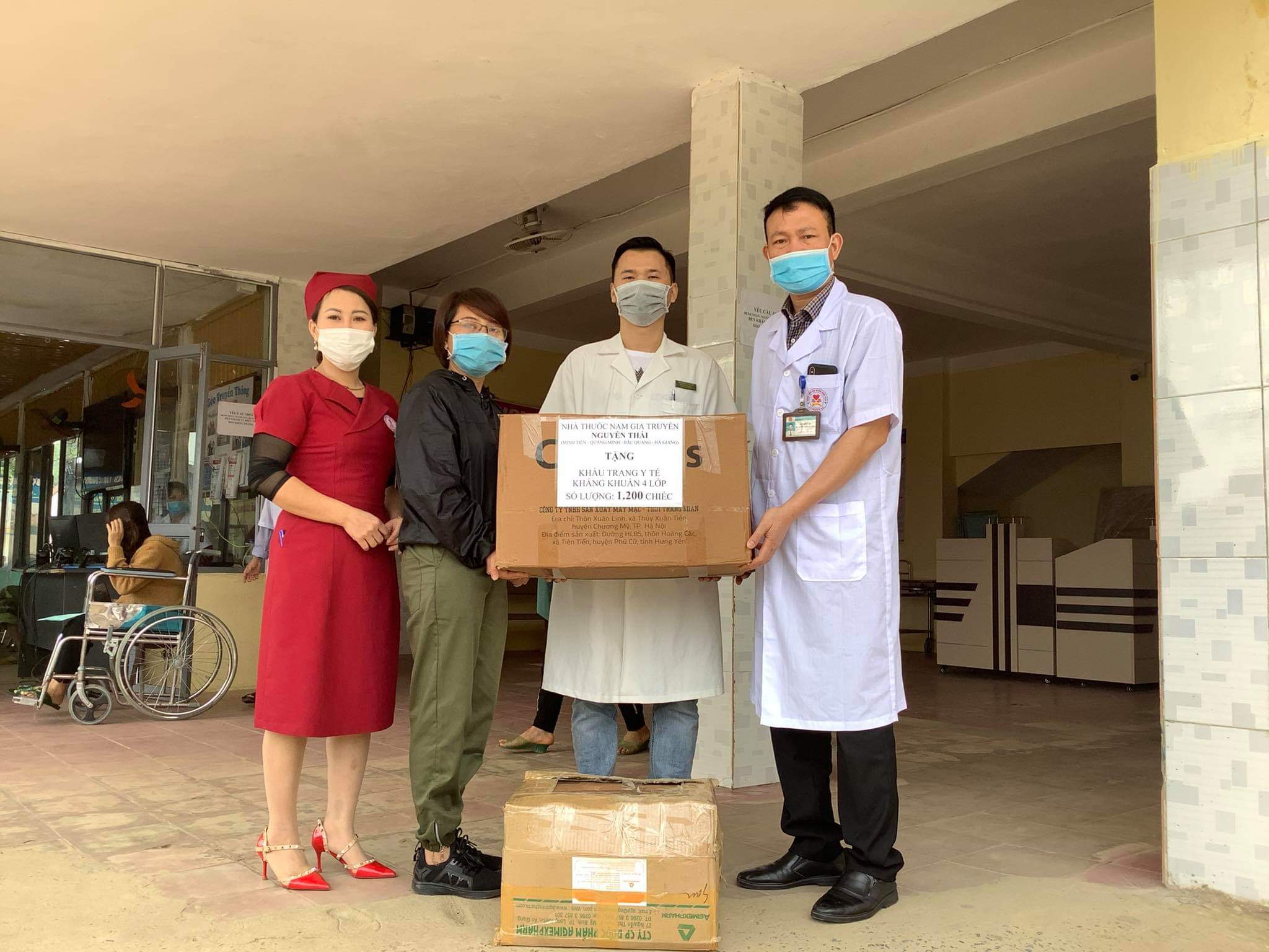 Lang y Nguyễn Thị Thái trao tặng khẩu trang cho Bệnh viện ĐKKV Bắc Quang