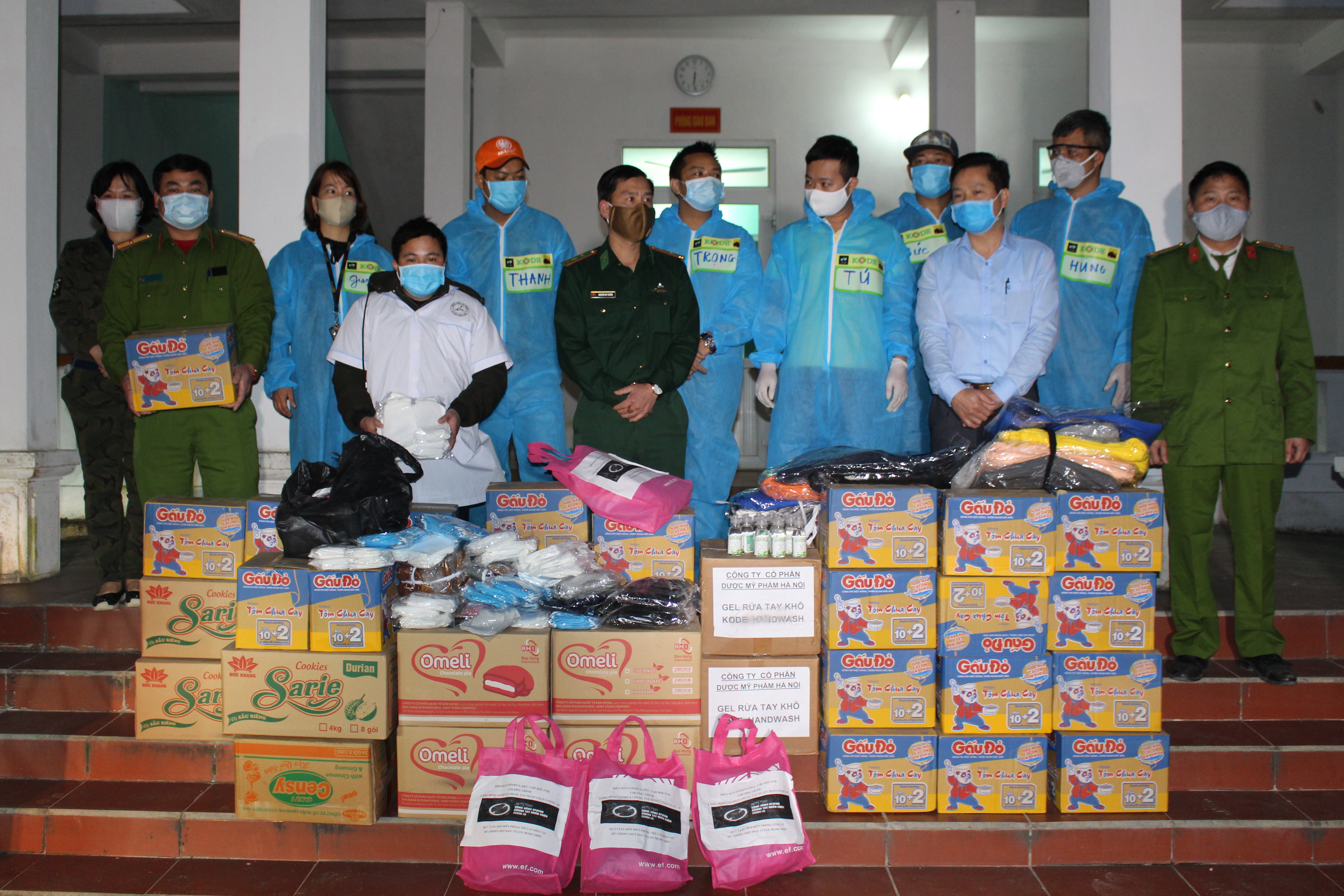 Đại diện CLB xe bán tải Việt Nam trao tặng vật tư y tế cho lực lượng phòng, chống dịch ở biên giới