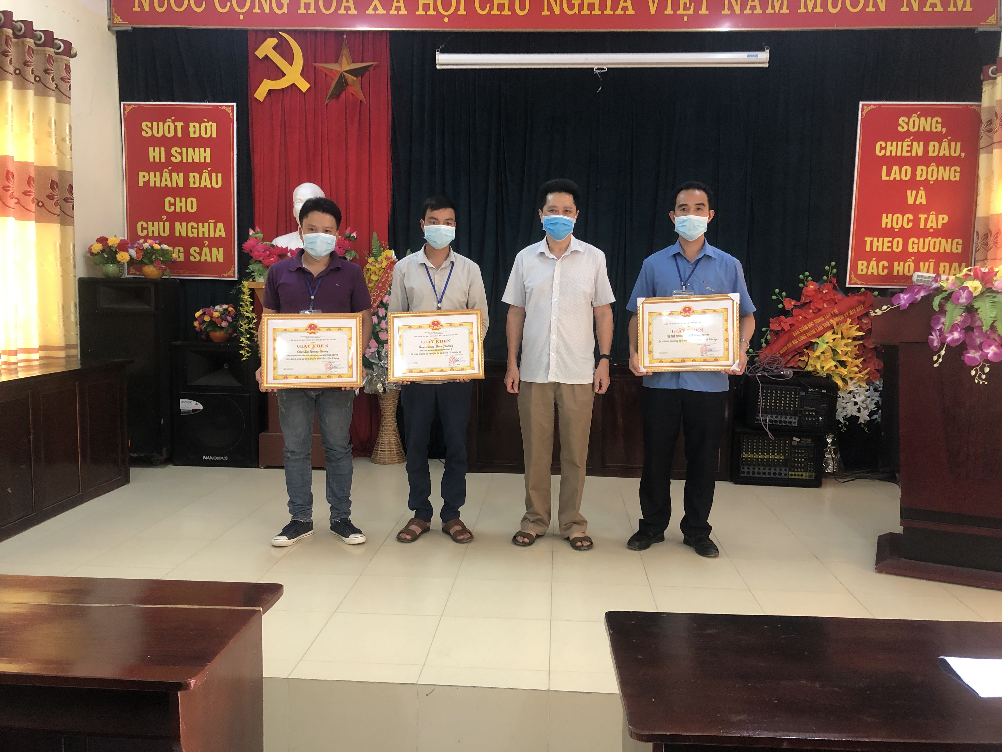 UBND huyện Hoàng Su Phì khen thưởng cho tập thể và cá nhân của Trung tâm Y tế trong phòng chống dịch bệnh Covid-19