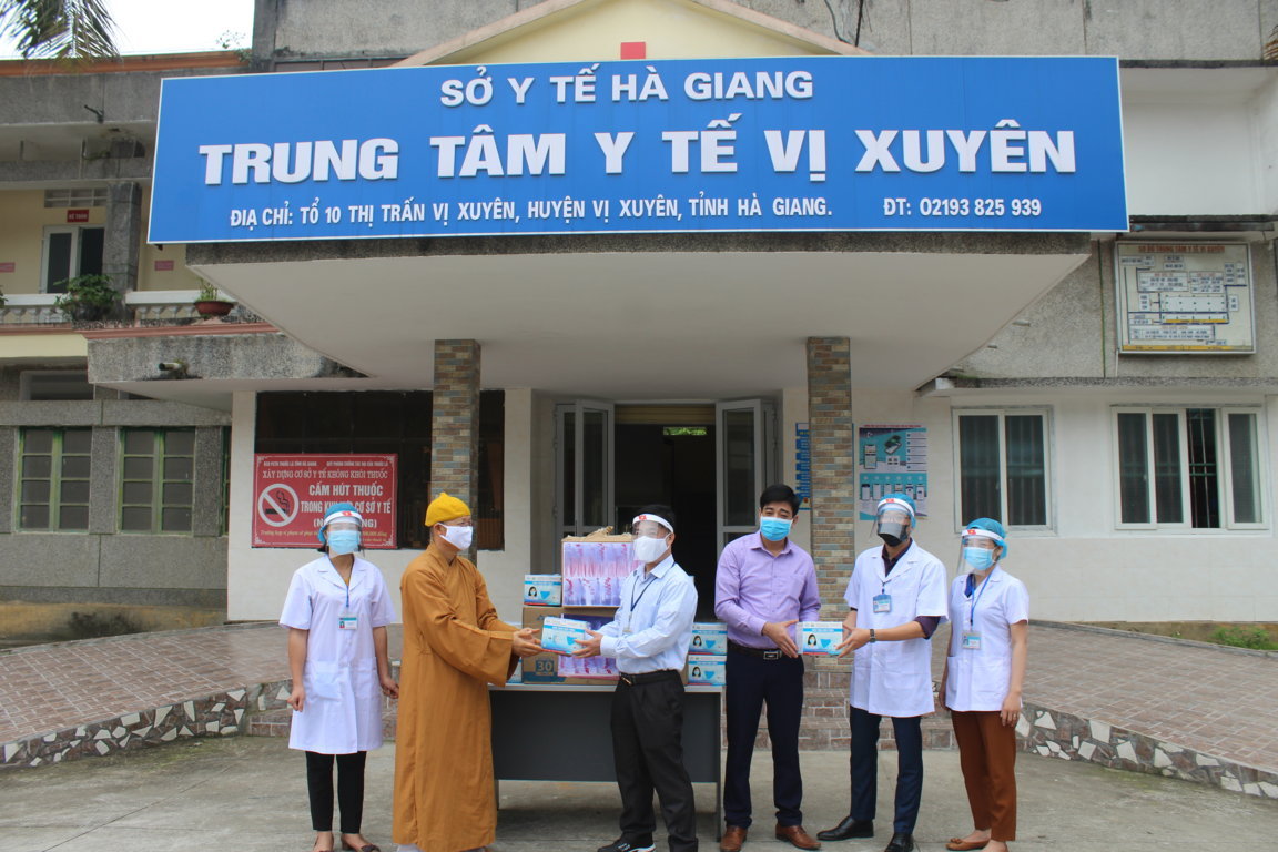 Trụ trì chùa Nậm Dầu  xã Ngọc Linh tặng quà cho Trung tâm Y tế huyện.