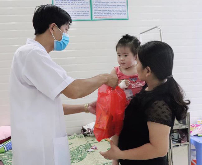 Bệnh viện đa khoa khu vực huyện Bắc Quang tổ chức tặng quà cho các bệnh nhi nhân ngày Quốc tế Thiếu nhi 1/6
