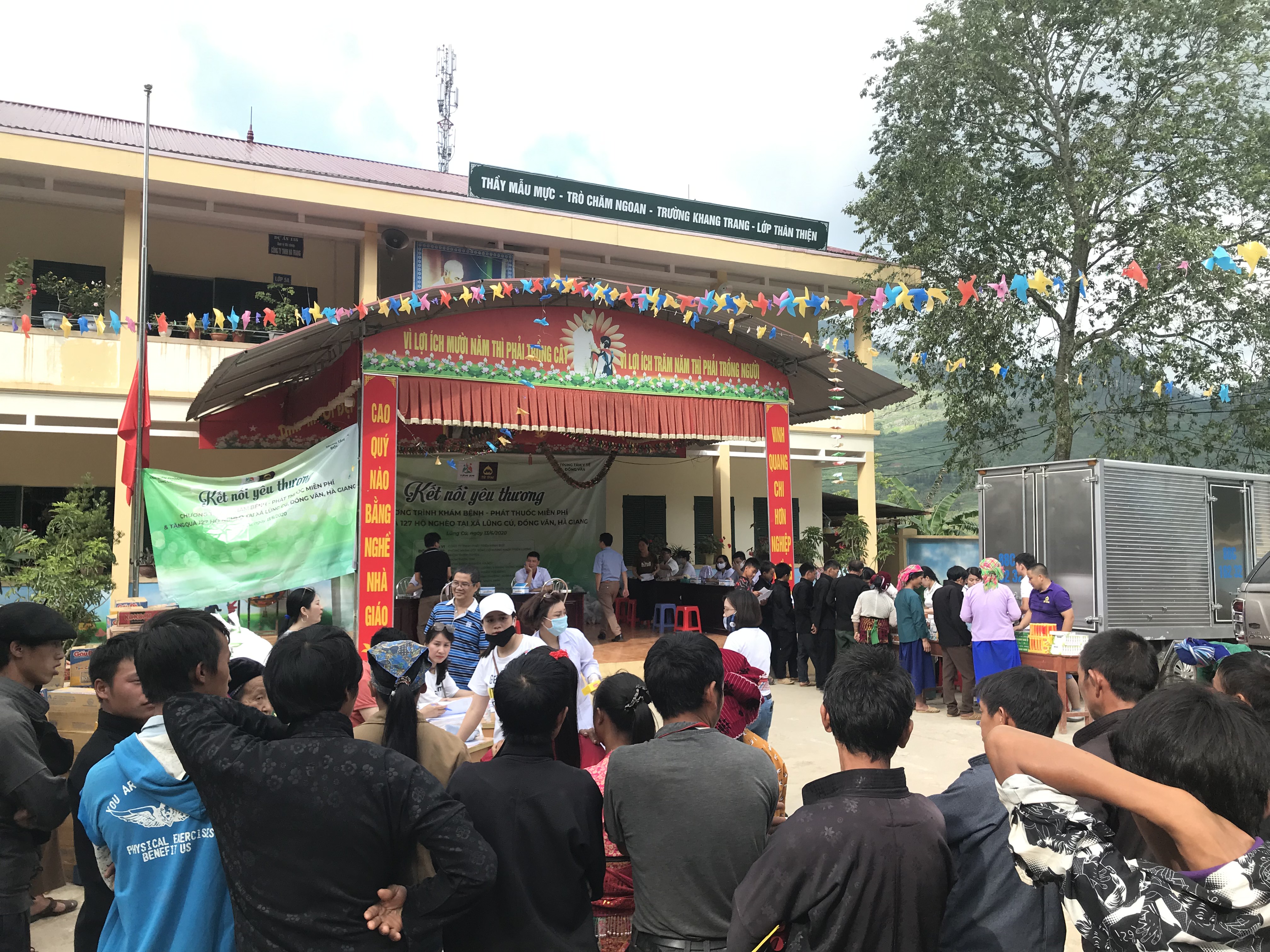 Khám và cấp thuốc miễn phí cho người dân tại xã Ma Lé