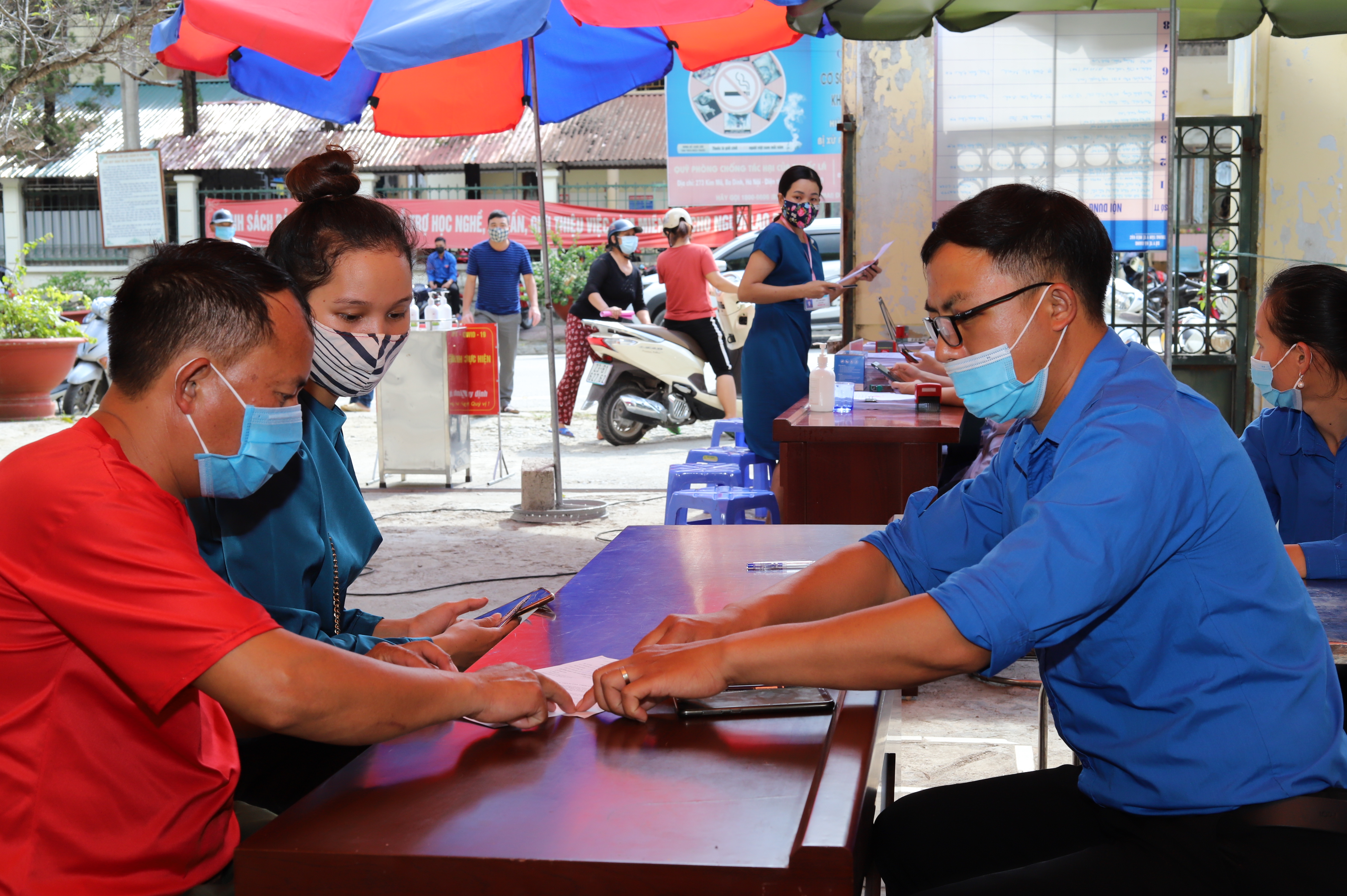 Đoàn viên, thanh niên huyện Mèo Vạc hỗ trợ nhân dân làm thủ tục đăng ký tiêm vắc xin phòng COVID-19
