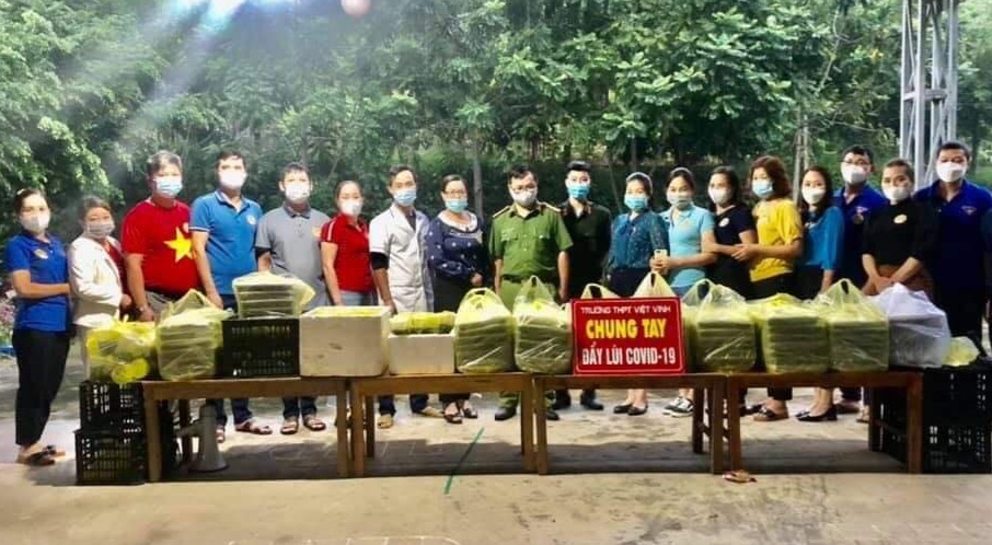 Trường THPT Việt Vinh nấu cơm miễn phí cho người lao động đang cách ly tập trung tại khu cách ly