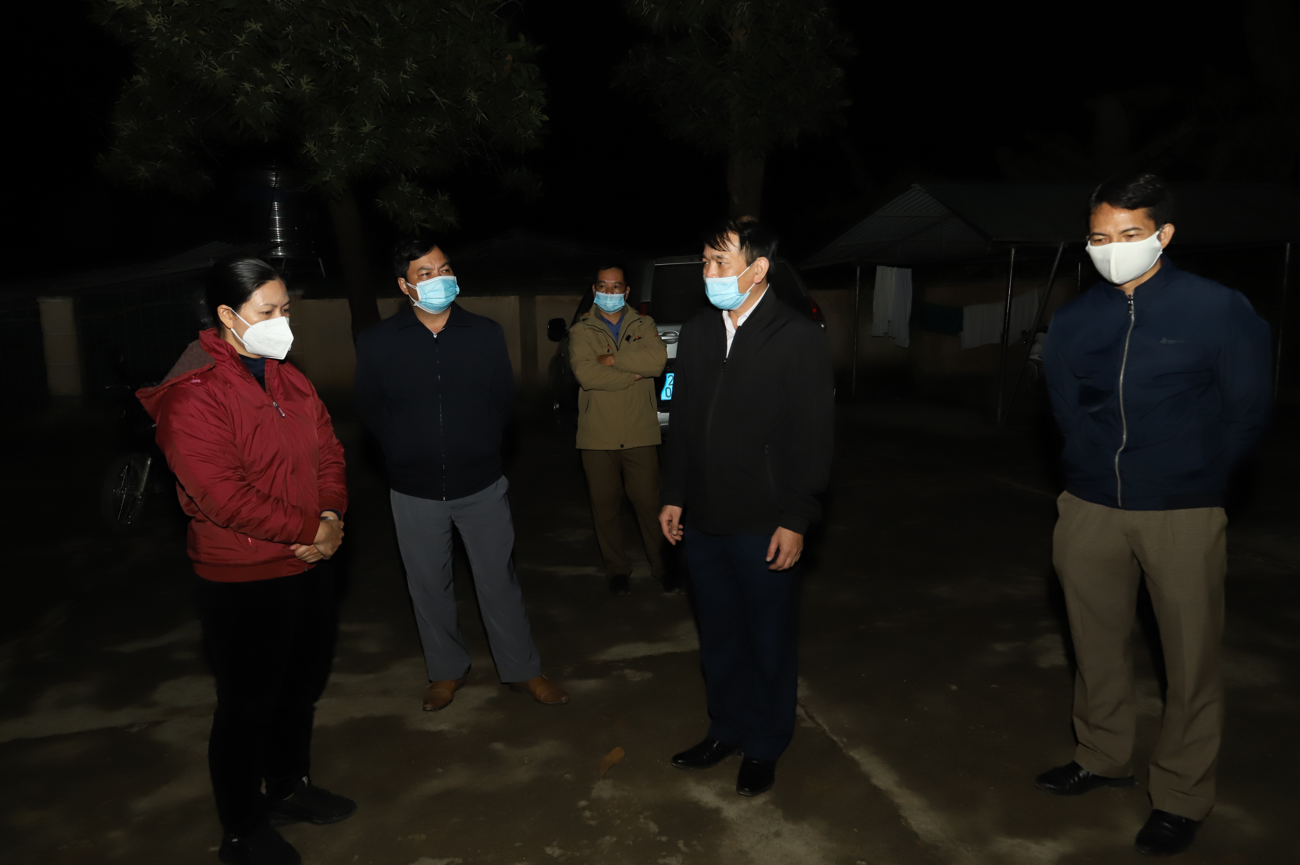 Đoàn công tác của Trung tâm Kiểm soát bệnh tật trao đổi với lãnh đạo huyện Mèo Vạc các biện pháp phòng chống dịch.