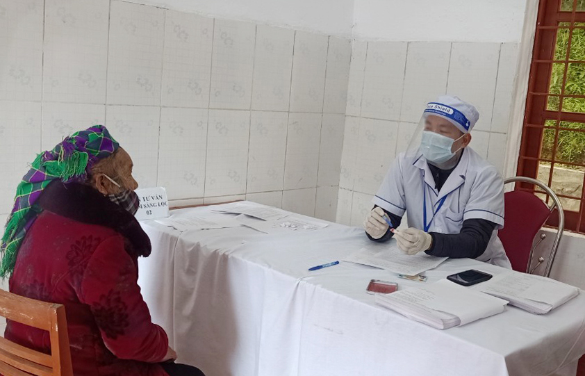 Trạm Y tế xã Cao Mã Pờ, huyện Quản Bạ khám và tư vấn sức khỏe cho người dân