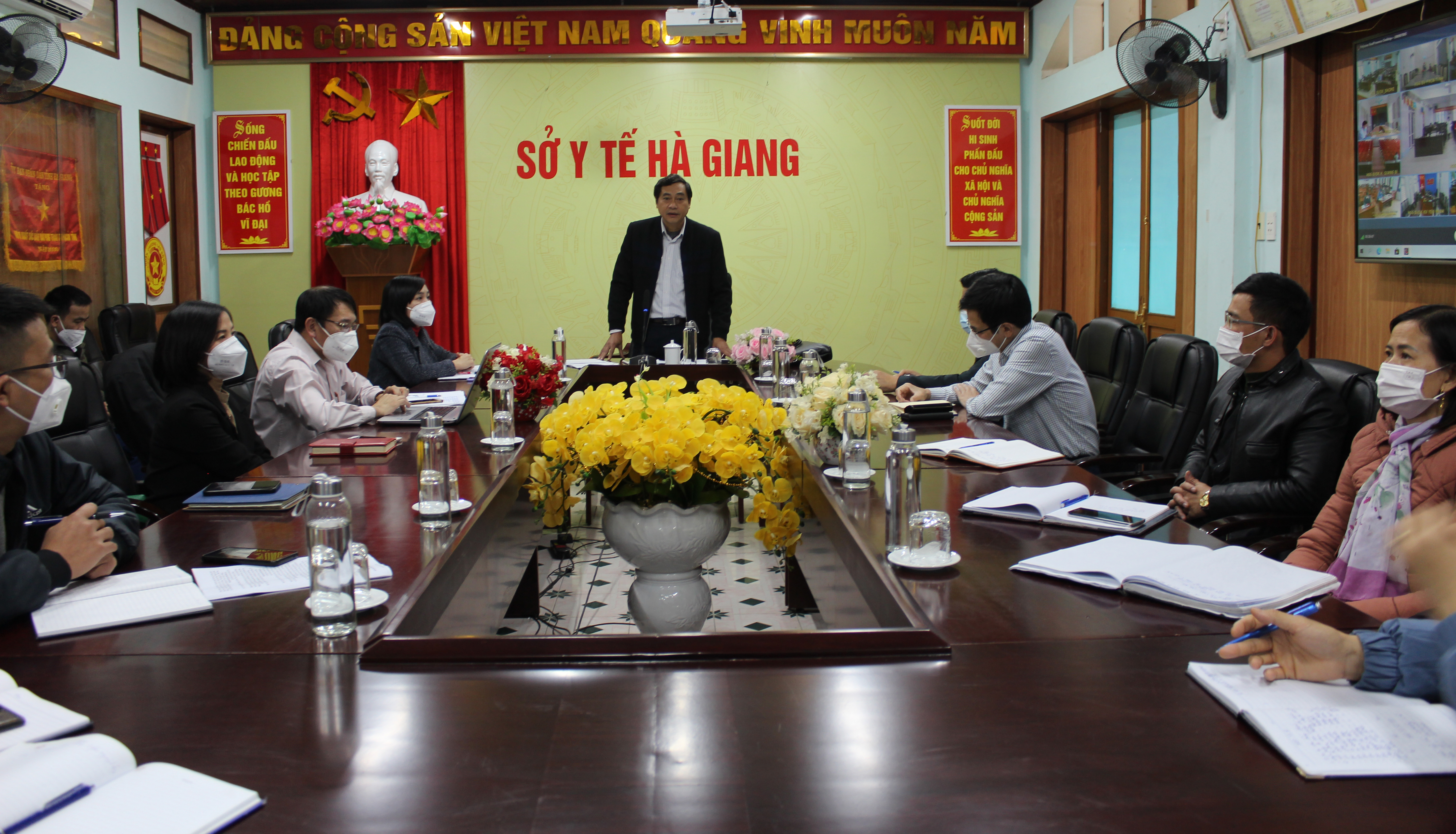 Đồng chí Nguyễn Văn Giao, Quyền Giám đốc Sở Y tế phát biểu kết luận hội nghị