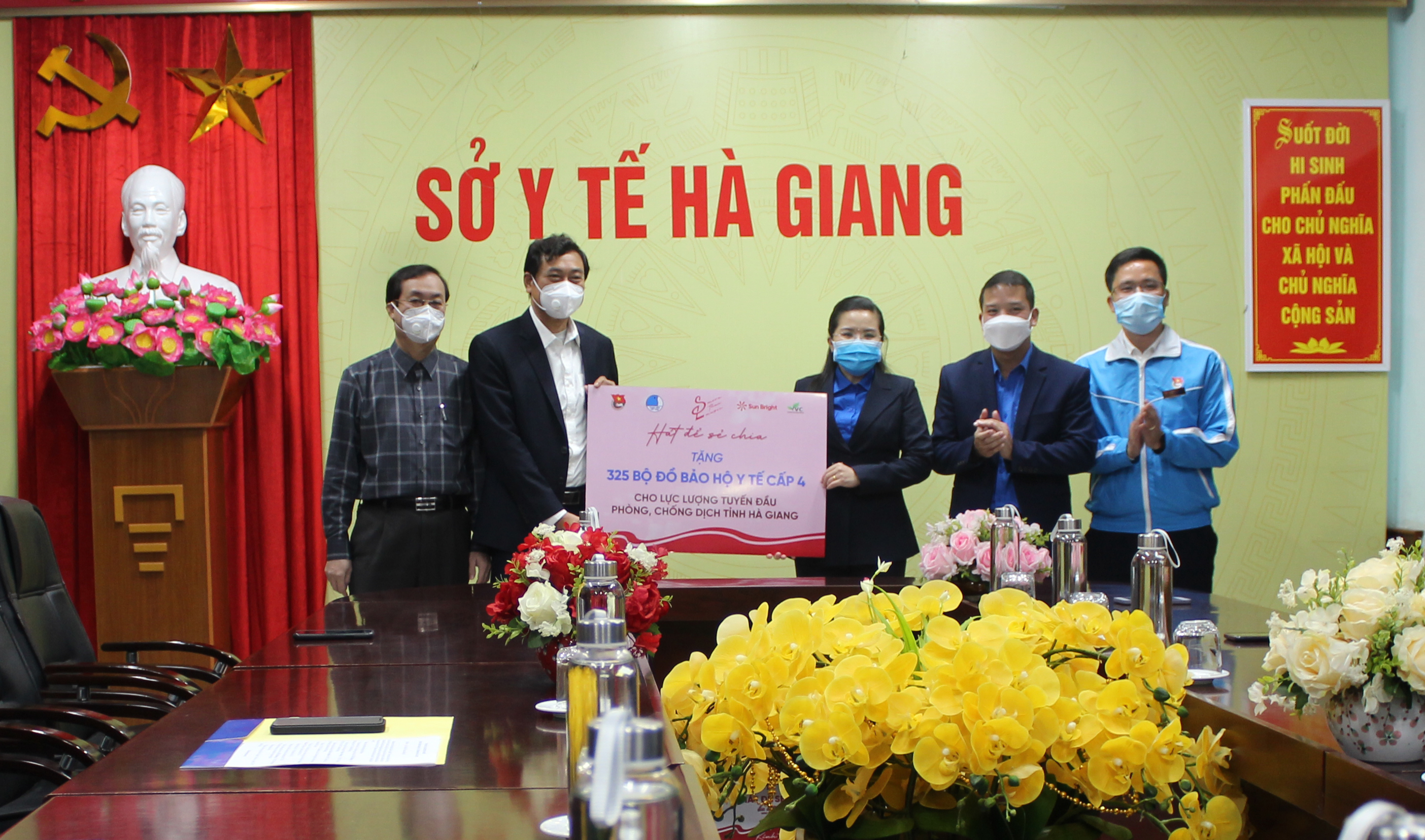 Sở Y tế tiếp nhận hỗ trợ của Tỉnh đoàn Hà Giang trao tặng