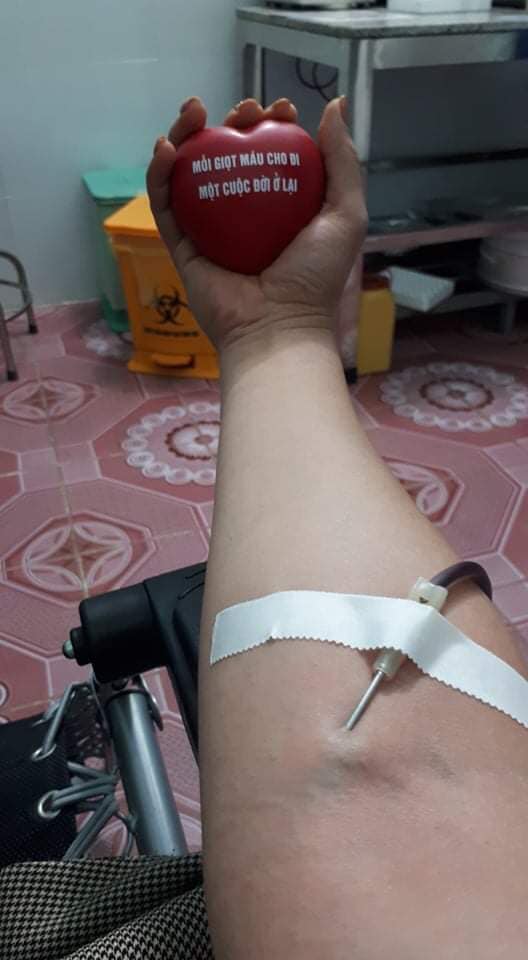 Nữ Bác sĩ trẻ bệnh viện đa khoa khu vực huyện Bắc Quang hiến máu cứu người bệnh