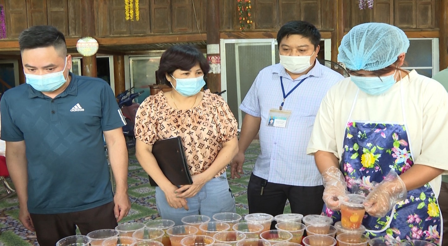 Phòng Y tế và Trung tâm Y tế kiểm tra vệ sinh ATTP tại Nhà hàng Sơn Hà