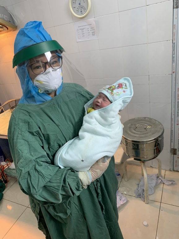 Em bé đầu tiên ra đời trong khu cách ly bệnh viện bằng phương pháp phẫu thuật lấy thai